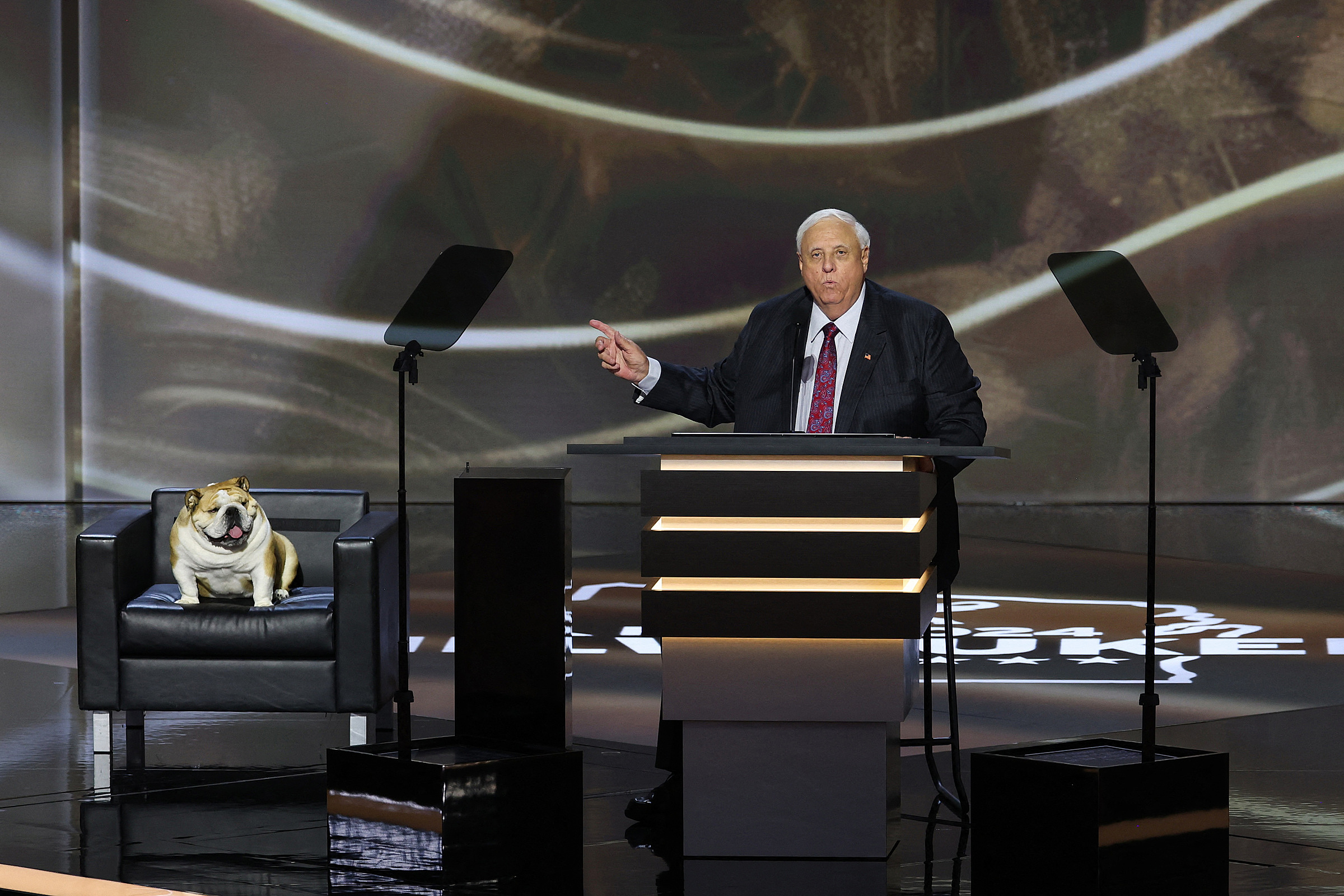 Thống đốc Jim Justice và chó Babydog tại Milwaukee, bang Wisconsin, tối 16/7. Ảnh: Reuters