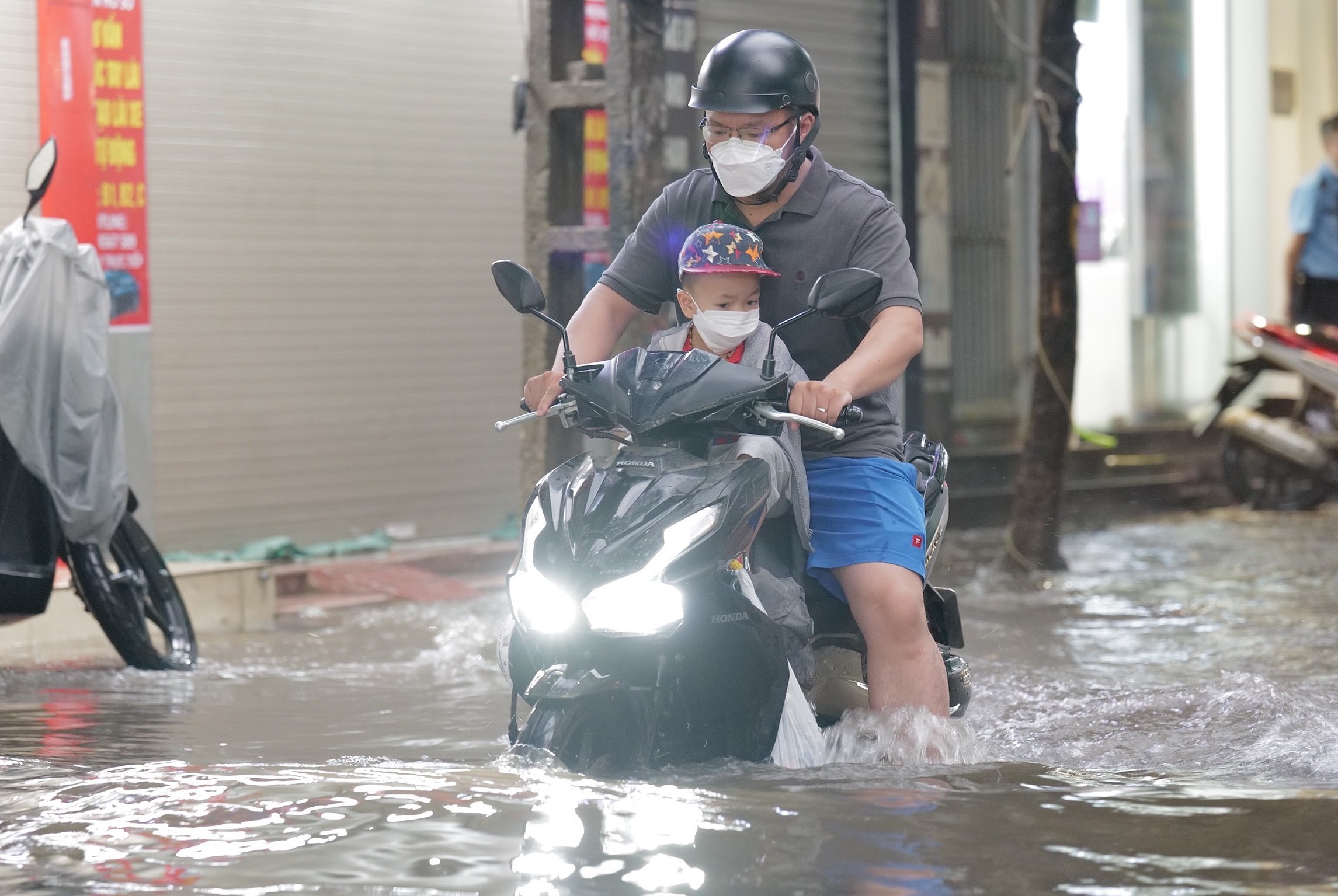 Hà Nội mưa lớn, gây ngập một số tuyến phố tháng 5/2022. Ảnh: Ngọc Thành