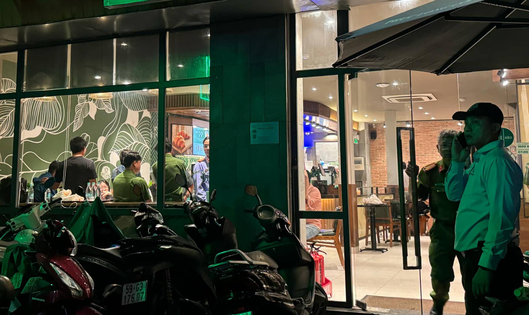 3c41b11d-f61b-4589-834e-76d120-9232-3038-1721060923 Cảnh sát đang lấy lời khai người liên quan tại hiện trường, điều tra án mạng. Ảnh: Trọng Nghĩa