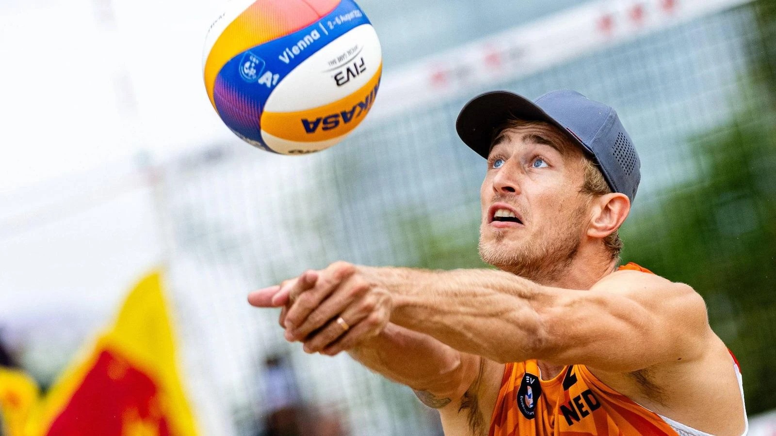 Van de Velde trong một trận bóng chuyền bãi biển cùng đội Hà Lan. Ảnh: Imago