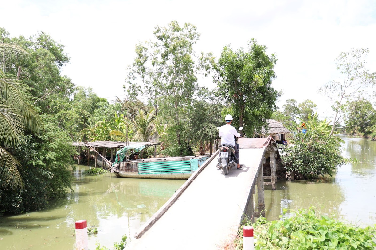 Những cây xuống cấp, không lan can, mất an toàn được thay thế bằng cây cầu Hy vọng kiên cố. Ảnh: Ngọc Huy