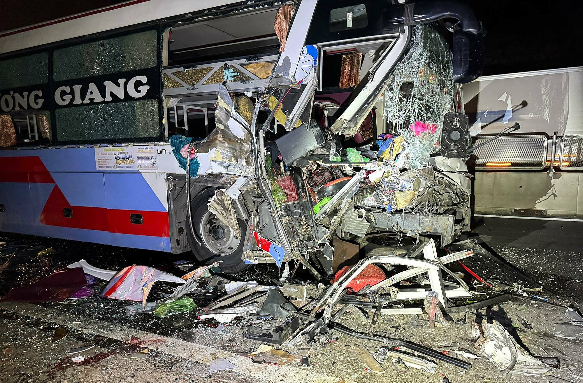 Phần đầu ôtô khách biến dạng, vỡ nát sau tai nạn. Ảnh: Minh Bằng