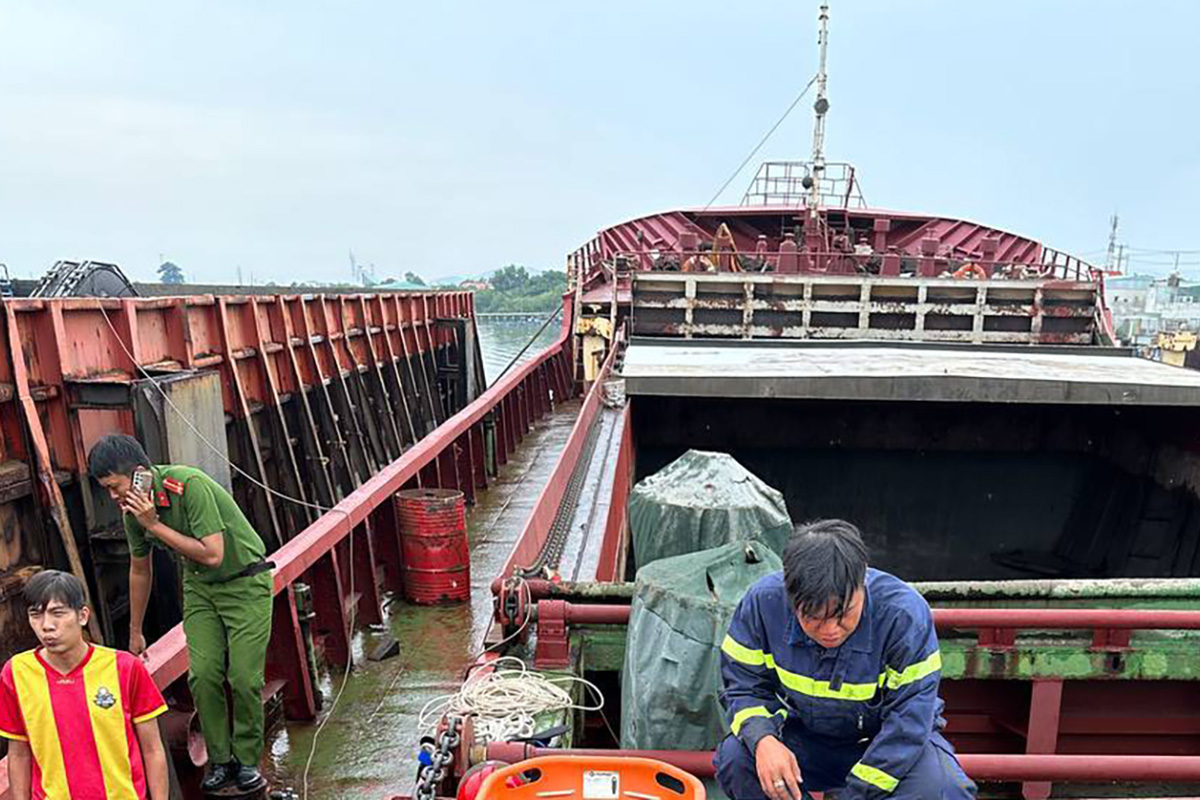 Cảnh sát lên tàu tổ chức cứu hộ nạn nhân. Ảnh: Hắc Minh