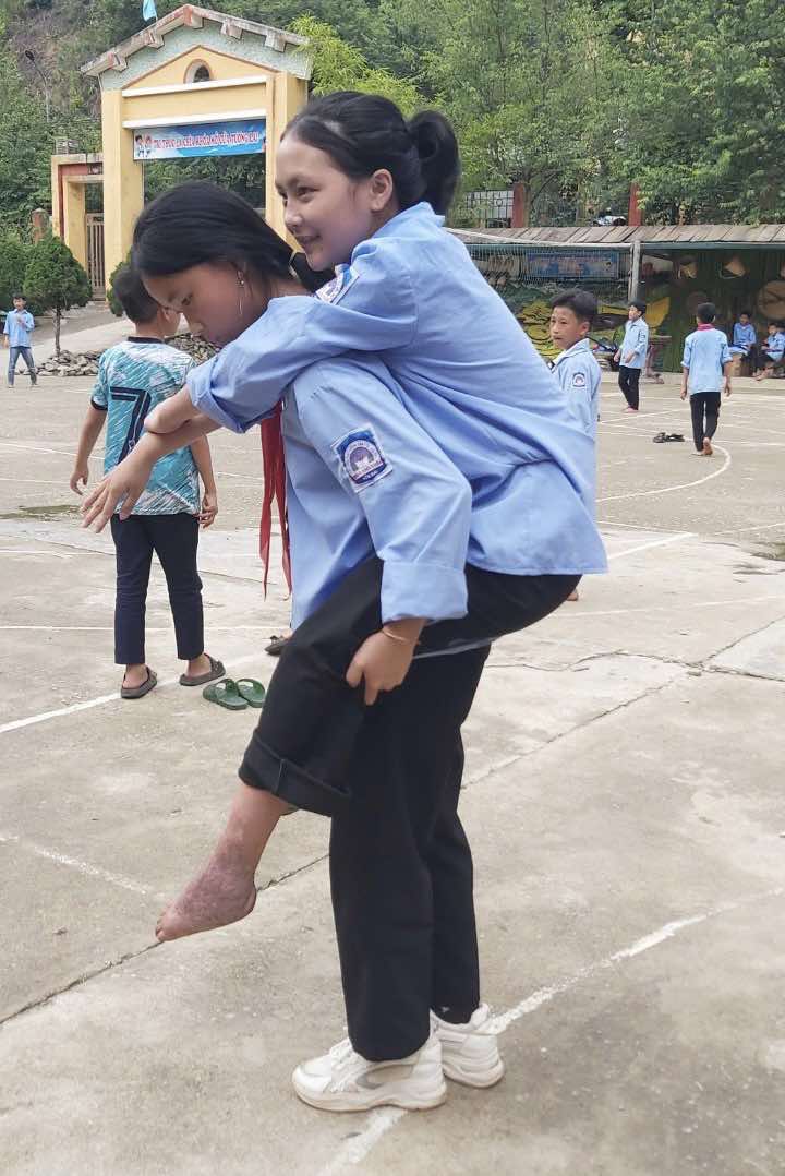 Những thành viên trong lớp thay nhau cõng Giàng Thị Lỳ tới trường mỗi ngày, tháng 5/2024. Ảnh: Nhân vật cung cấp