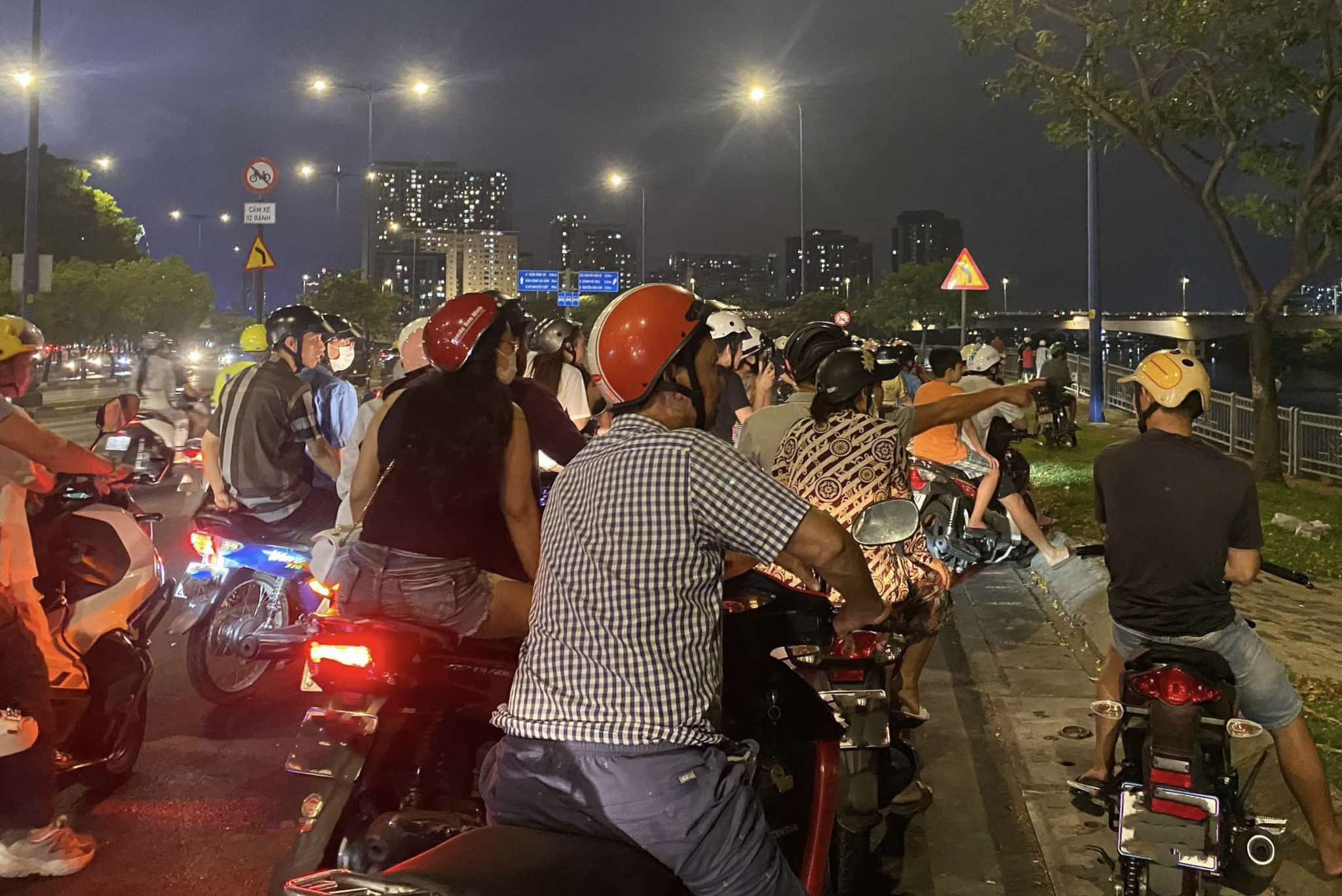 Một số người tụ tập ở đường Võ Văn Kiệt, quận 5, TP HCM để xem một vụ hỏa hoạn tháng 4/2024. Ảnh minh họa: Ngọc Ngân