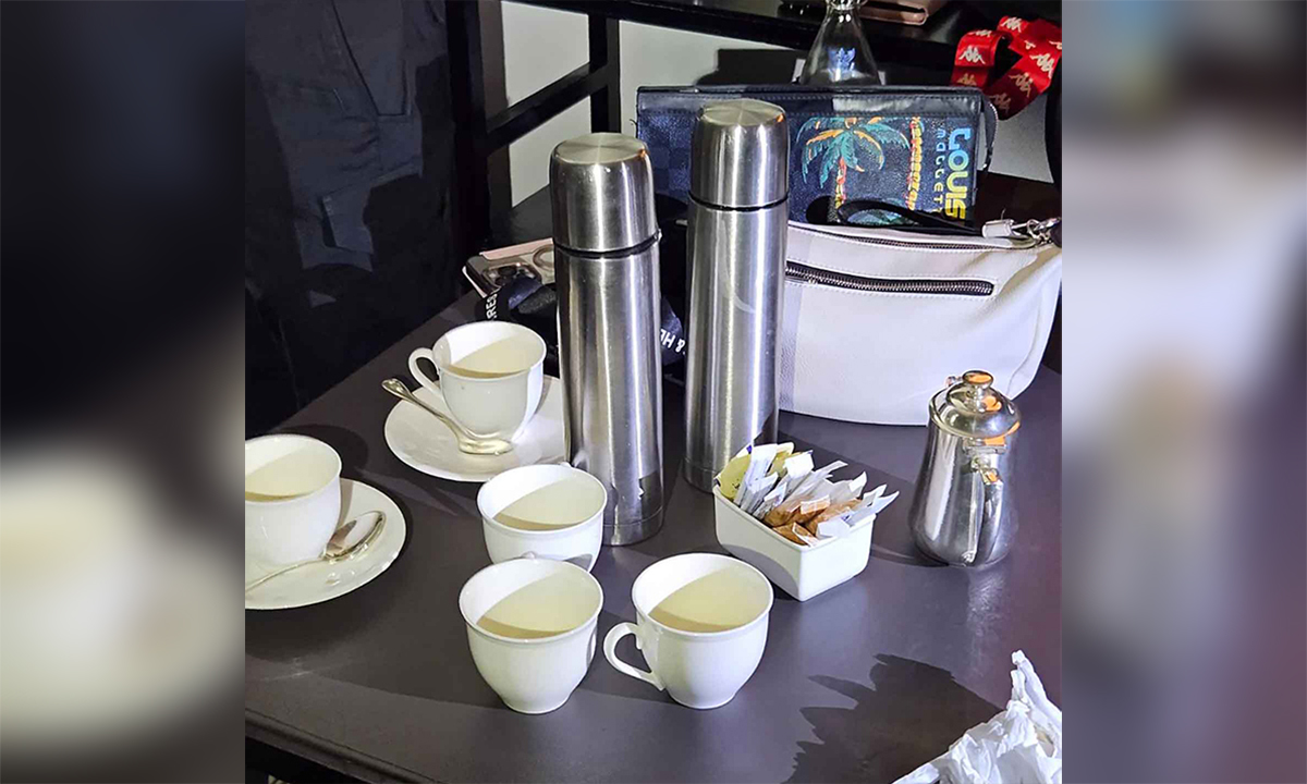 Cốc trà và bình giữ nhiệt trong phòng khách sạn ở thủ đô Bangkok nơi phát hiện các thi thể ngày 16/7. Ảnh: Bangkok Post