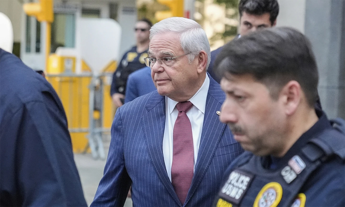 Thượng nghị sĩ Mỹ Robert Menendez bên ngoài tòa án ở bang New York ngày 16/7. Ảnh: AP