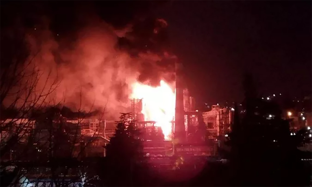 5563187178137268437a-nga-3745-1721637497-1 Đám cháy tại nhà máy lọc dầu ở Tupase, vùng Krasnodar, Nga sau trận tập kích ngày 22/7. Ảnh: RIA Novosti