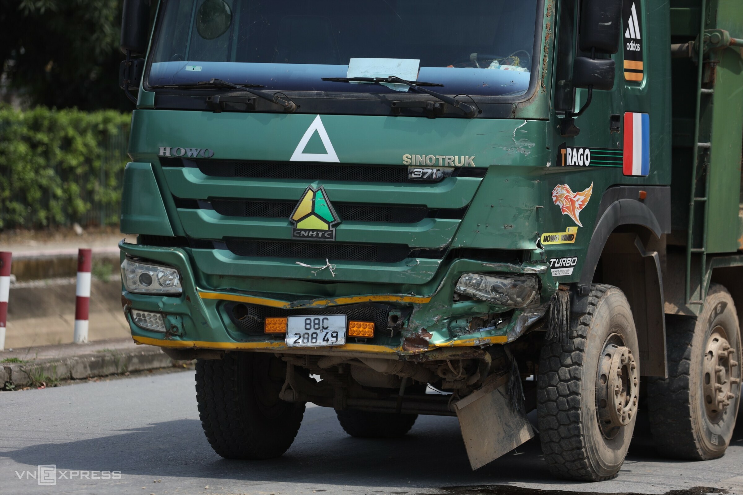 Xe ben gây tai nạn liên hoàn khiến 4 mẹ con tử vong. Ảnh: Phạm Chiểu
