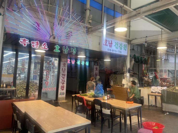 6d173a82-34ce-48e1-a1b1-80e34c-3639-7590-1721012163-1 Quán thịt chó ở Chợ Moran, Seongnam, Tỉnh Gyeonggi. Ảnh: Korea Times