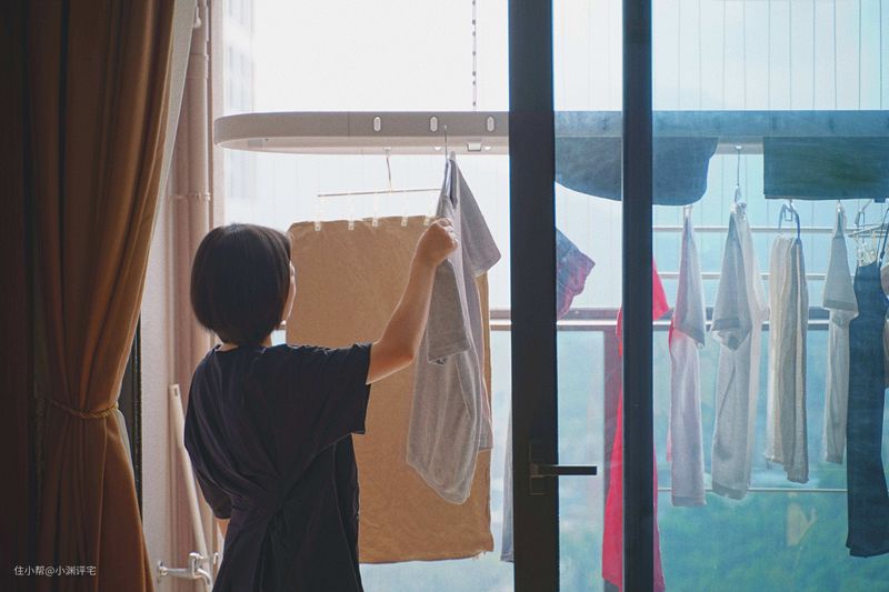 7e170ccfbe6d4beba4b84030cabd93-3197-7983-1721269880 Nên phơi quần áo ở nơi thoáng, mát, có ánh nắng. Ảnh: Aboluowang