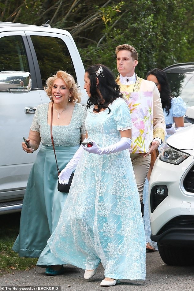 87591835-13656567-image-a-2-17-7327-9117-1721623807-1 Mẹ của Jennifer Lopez chọn kiểu tóc vàng xoăn, đeo nhiều trang sức khi dự tiệc. Ảnh: Backgrid