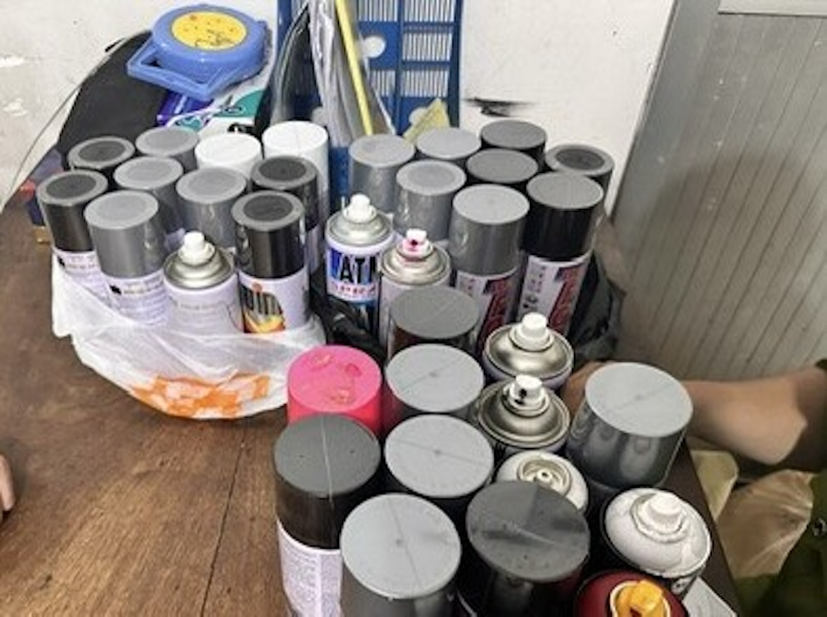 Các lọ sơn của hai thanh niên người nước ngoài dùng để vẽ bậy bị công an thu giữ. Ảnh: Công an cung cấp