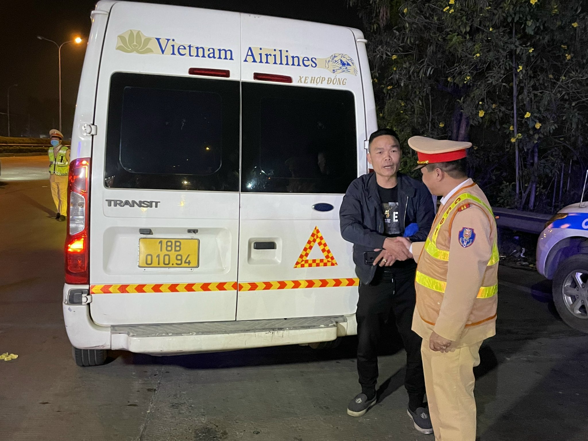 992c6253f0e552bb0bf4-7485-1721116169-1 CSGT dán phản quang sau xe cho xe khách. Ảnh: Cục CSGT