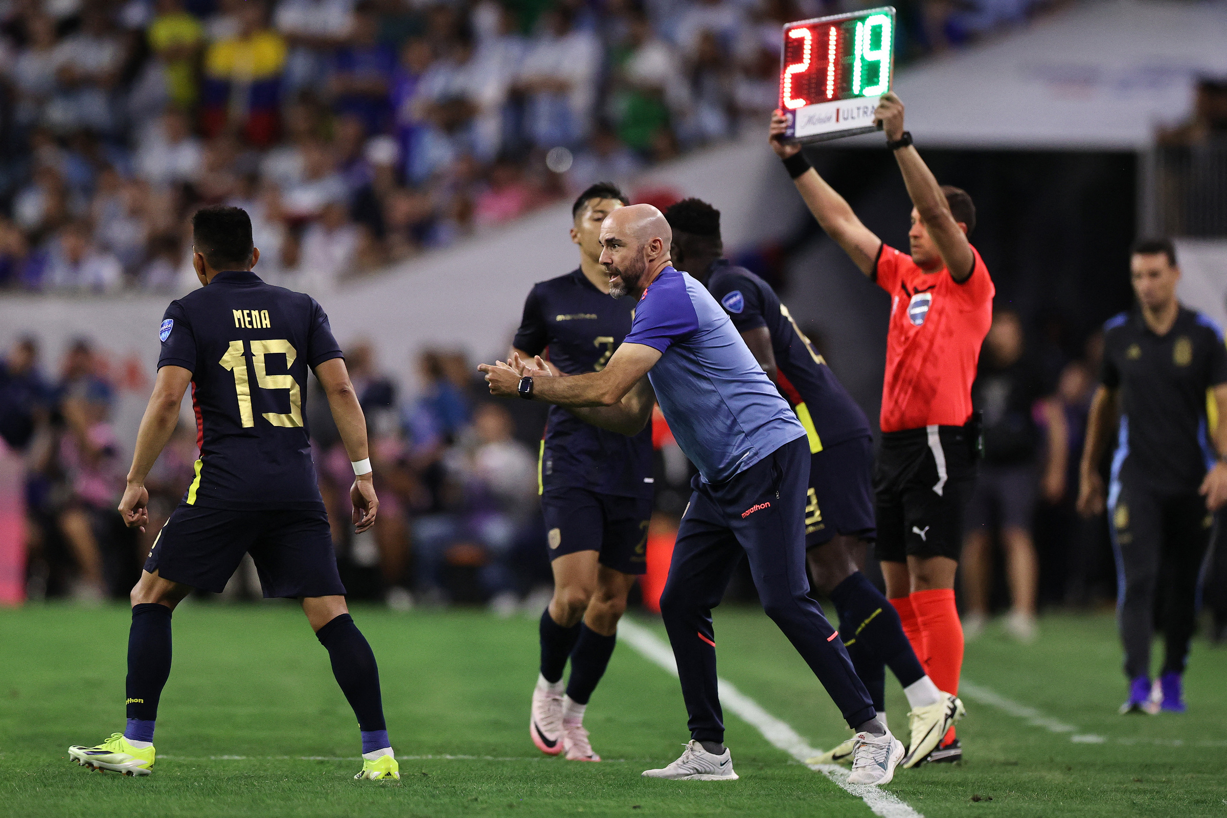 HLV Felix Sanchez chỉ đạo trong trận Ecuador thua Argentina ở tứ kết Copa America 2024 tại Houston ngày 4/7. Ảnh: AFP