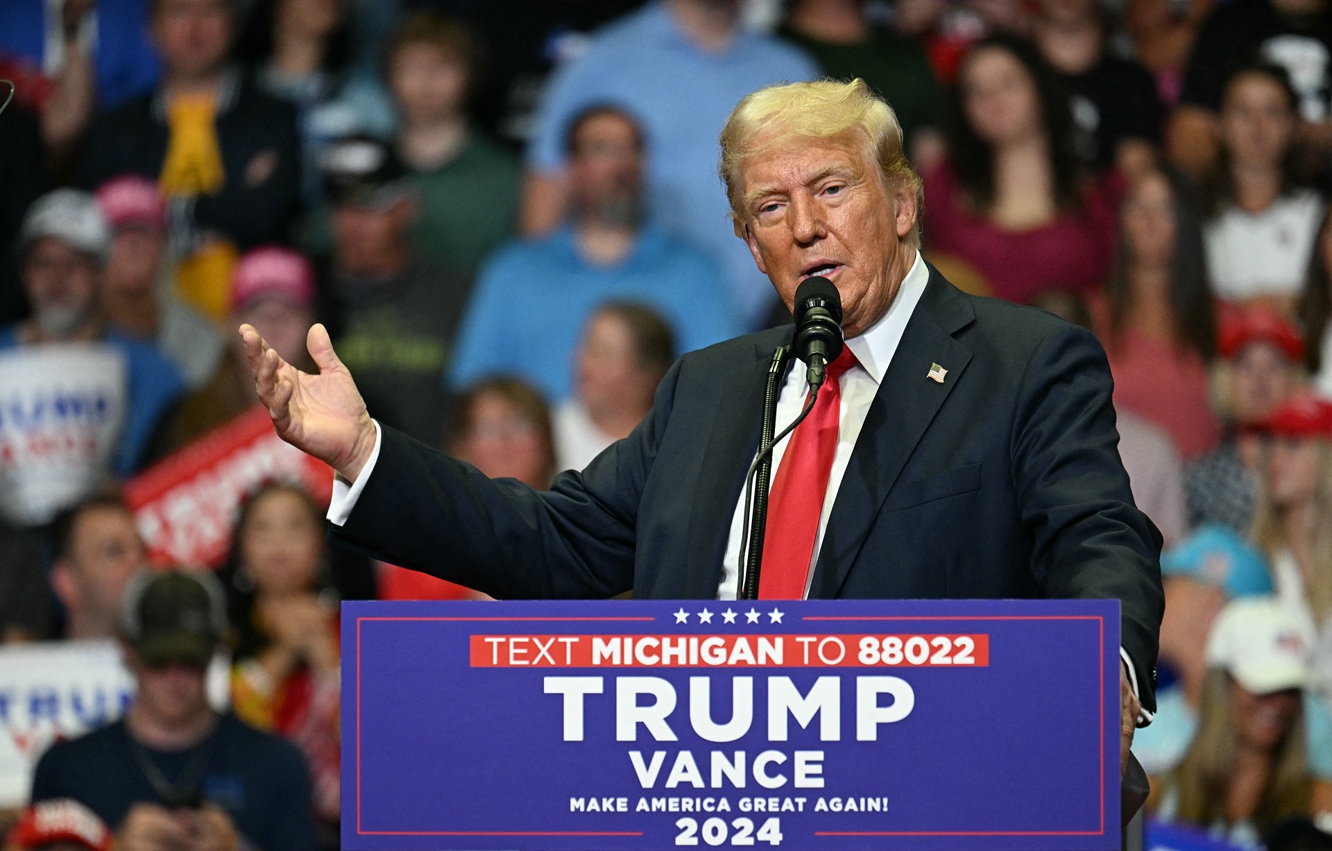 afp-20240720-364n72v-v1-highre-7478-2619-1721528294-1 Ứng viên tổng thống đảng Cộng hòa Donald Trump trong cuộc vận động tranh cử ở nhà thi đấu Van Andel Arena, thành phố Grand Rapids, bang Michigan ngày 20/7. Ảnh: AFP