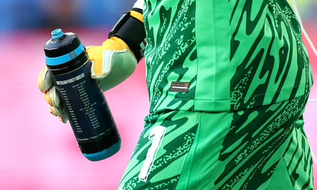 Bình nước ghi chú cách bắt 11m của Pickford.