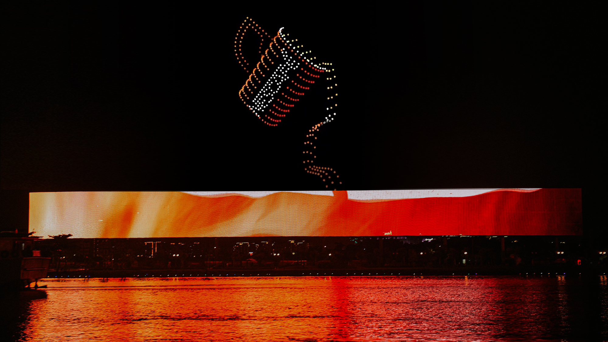 anh-4-3843-1721181926-1 Màn trình diễn tương tác của 500 drone và màn hình SkyLed trên sông Sài Gòn. Ảnh: Nescafé