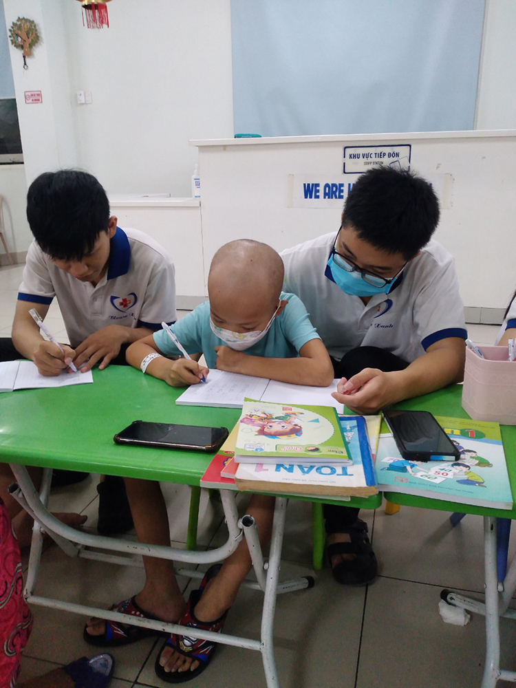 Nguyễn Minh Quân chăm chỉ học tập dưới sự hướng dẫn của một số y bác sĩ thực tập tại Bệnh viện Trung ương Huế, tháng 9/2023. Ảnh: Nhân vật cung cấp