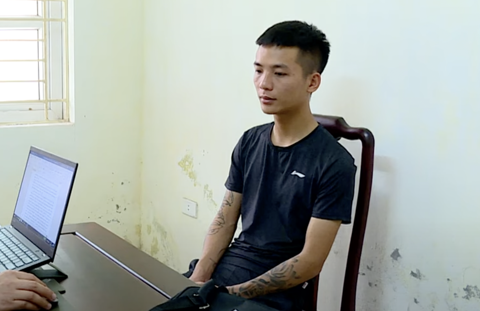 anh-man-hinh-2024-07-03-luc-20-4164-9846-1720014626 Nguyễn Đức Hùng tại cơ quan điều tra. Ảnh: Công an Bắc Ninh