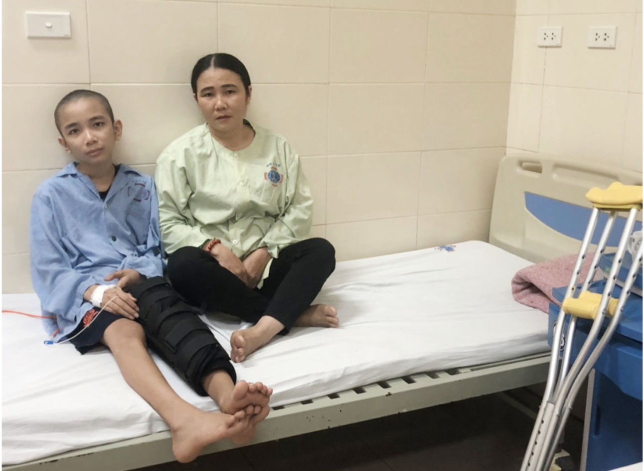 anh-man-hinh-2024-07-13-luc-09-3853-3485-1720836550 Thông và mẹ khi em đang điều trị tại bệnh viện K Tân Triều, Hà Nội. Ảnh: NVCC