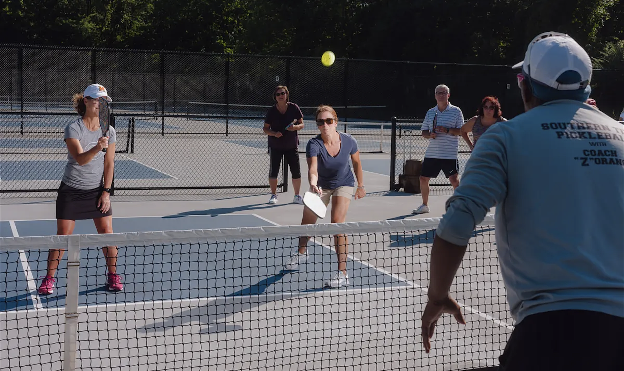 anh-man-hinh-2024-07-18-luc-08-2825-2780-1721269075-1 Một số người đang được huấn luyện viên hướng dẫn chơi pickleball tại sân tập ở West Hartford, bang Connecticut, Mỹ. Ảnh minh họa: The Guardian
