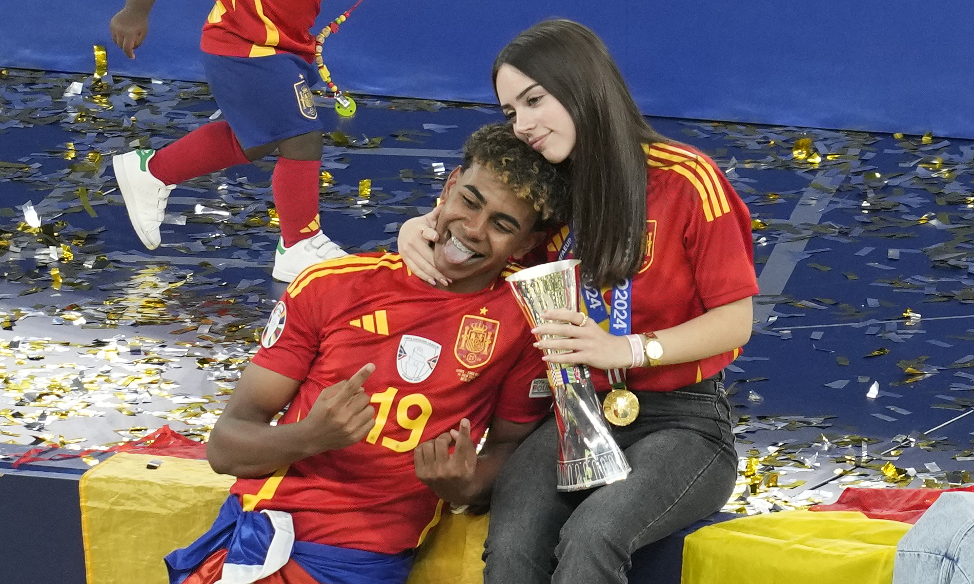 ap24196778707691-1721081440-3866-1721081638 Tiền đạo Lamine Yamal chụp ảnh cùng bạn gái Alex Padilla sau lễ đăng quang của Tây Ban Nha tại Euro 2024 trên sân Olympic, Berlin ngày 14/7. Ảnh: AP