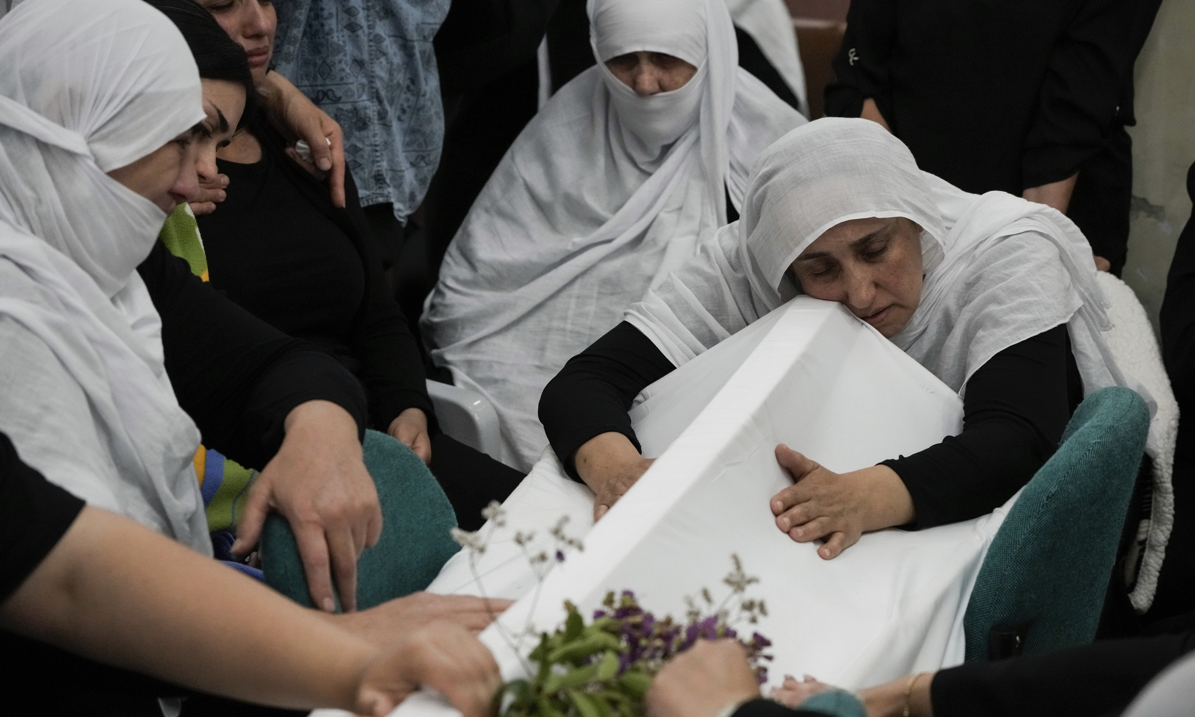 Người dân dự tang lễ của các nạn nhân trong vụ tập kích sân bóng ở làng Majdal Shams, Cao nguyên Golan, ngày 28/7. Ảnh: AP