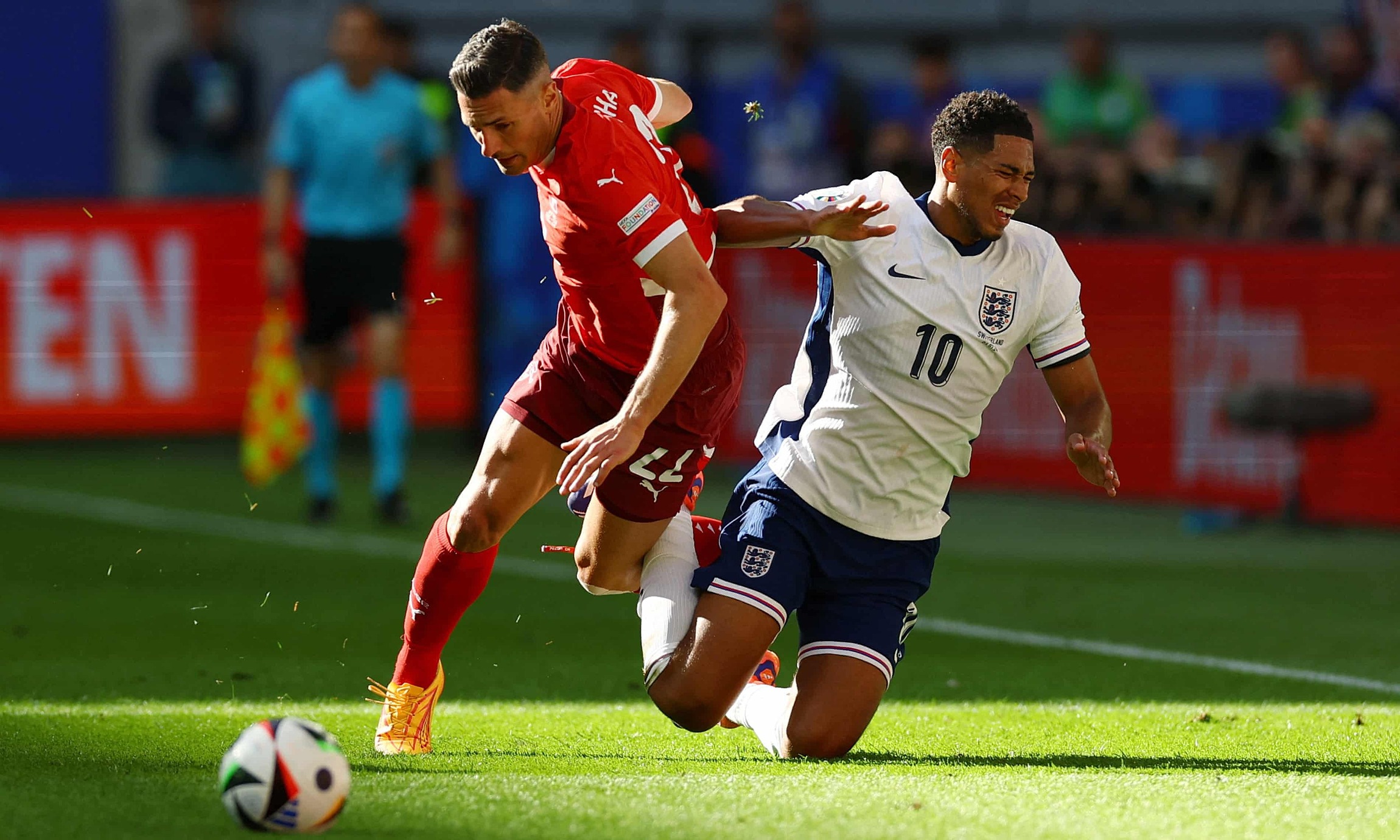 Bellingham bị Fabian Schar phạm lỗi trong hiệp hai trận Anh - Thụy Sĩ tại tứ kết Euro 2024. Ảnh: Reuters