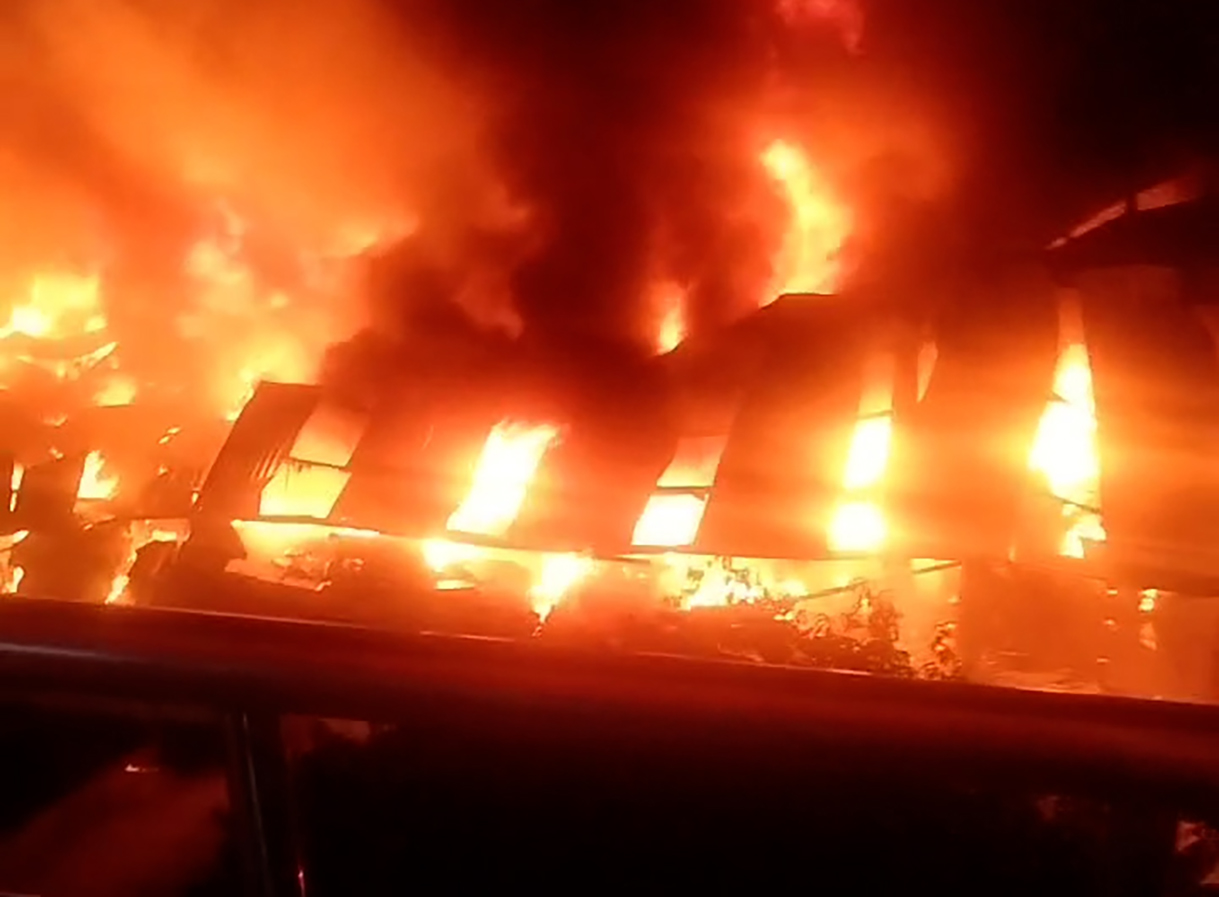 Lửa bao trùm nhà xưởng. Ảnh: Trúc Quỳnh