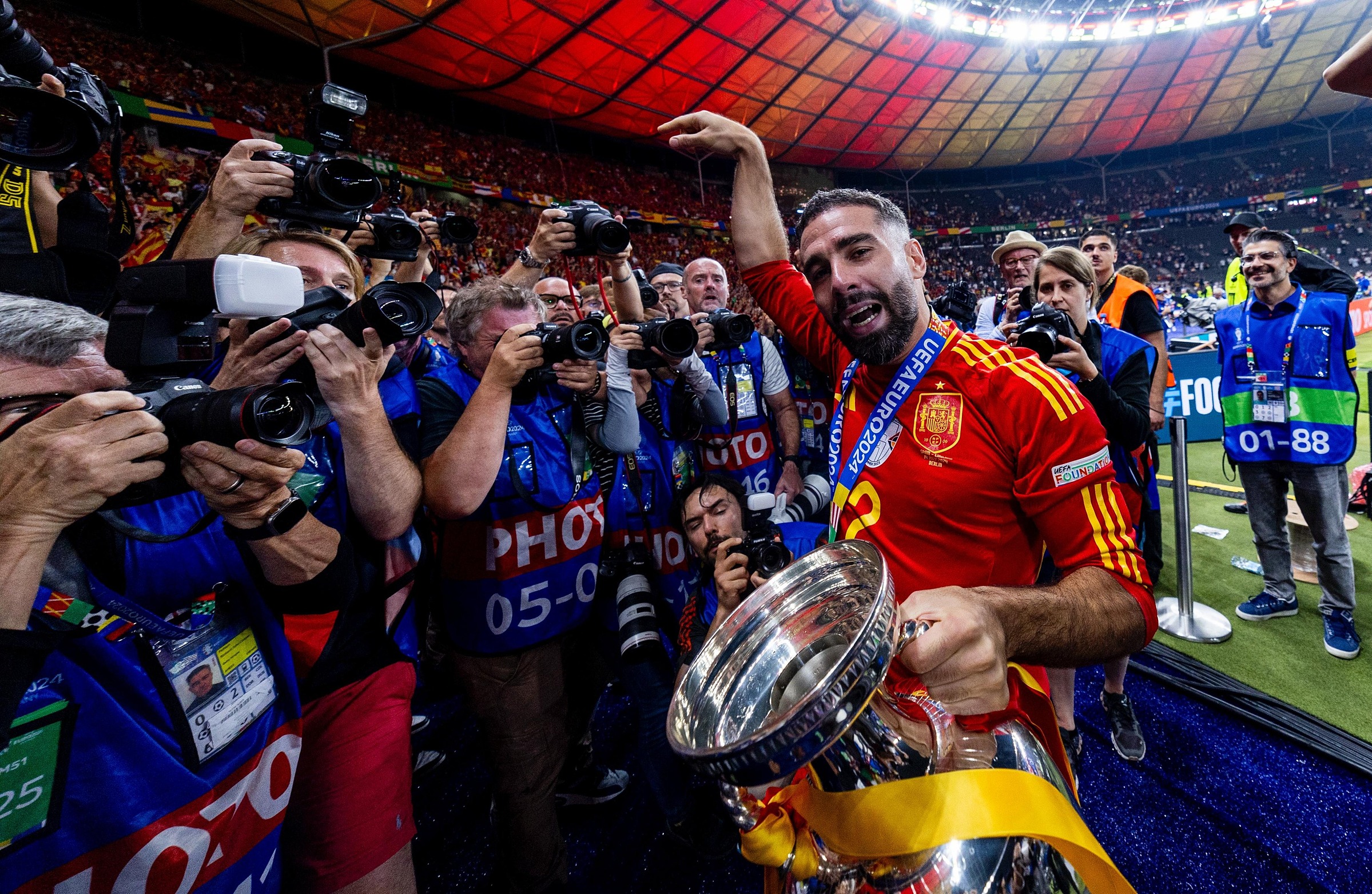 carvajal-1721093424-9107-1721093576 Carvajal mừng với cup Euro 2024 sau khi cùng Tây Ban Nha hạ Anh 2-1 trong trận chung kết trên sân Olympic, Berlin ngày 14/7. Ảnh: RFEF
