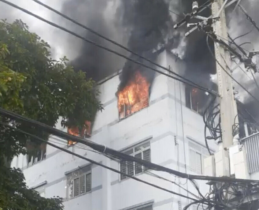 chay-nha-may-1721618014-7778-1721618091-1 Lửa bùng phát từ lầu hai của công ty sản xuất nón bảo hiểm. Ảnh: Minh Bằng