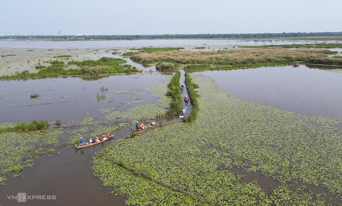 Du khách đi ghe tham quan hồ sông Đầm. Ảnh: Đắc Thành