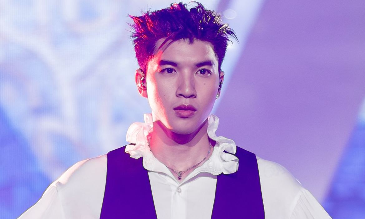 HIEUTHUHAI trong tiết mục Nỗi đau ngây dại. Ảnh: Vie