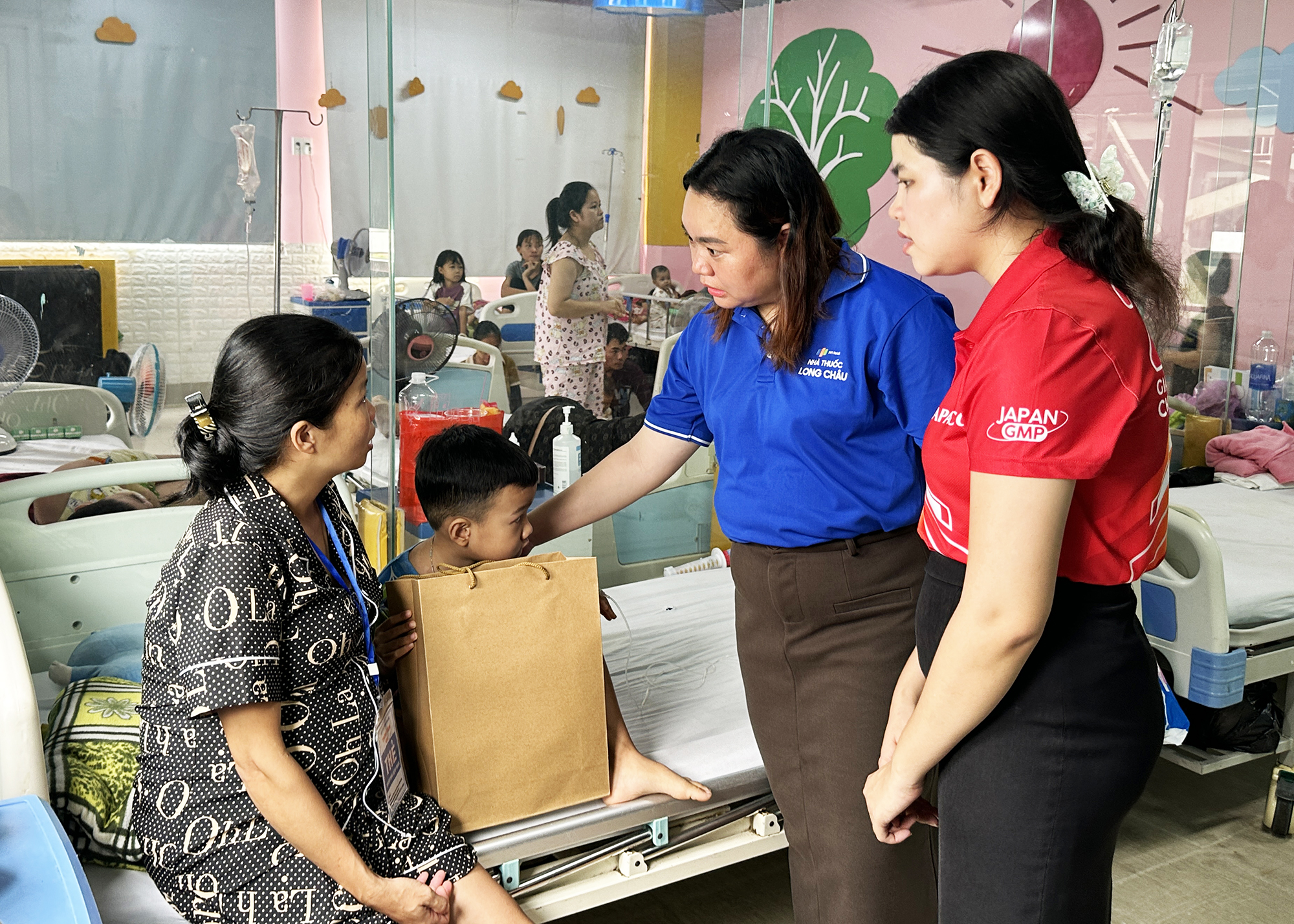 img-0783-jpg-8078-1721297850 Đại diện FPT Long Châu, Quỹ Hy vọng và Dược Hậu Giang trao tài trợ cho các bệnh nhi tại Bệnh viện TW Huế.