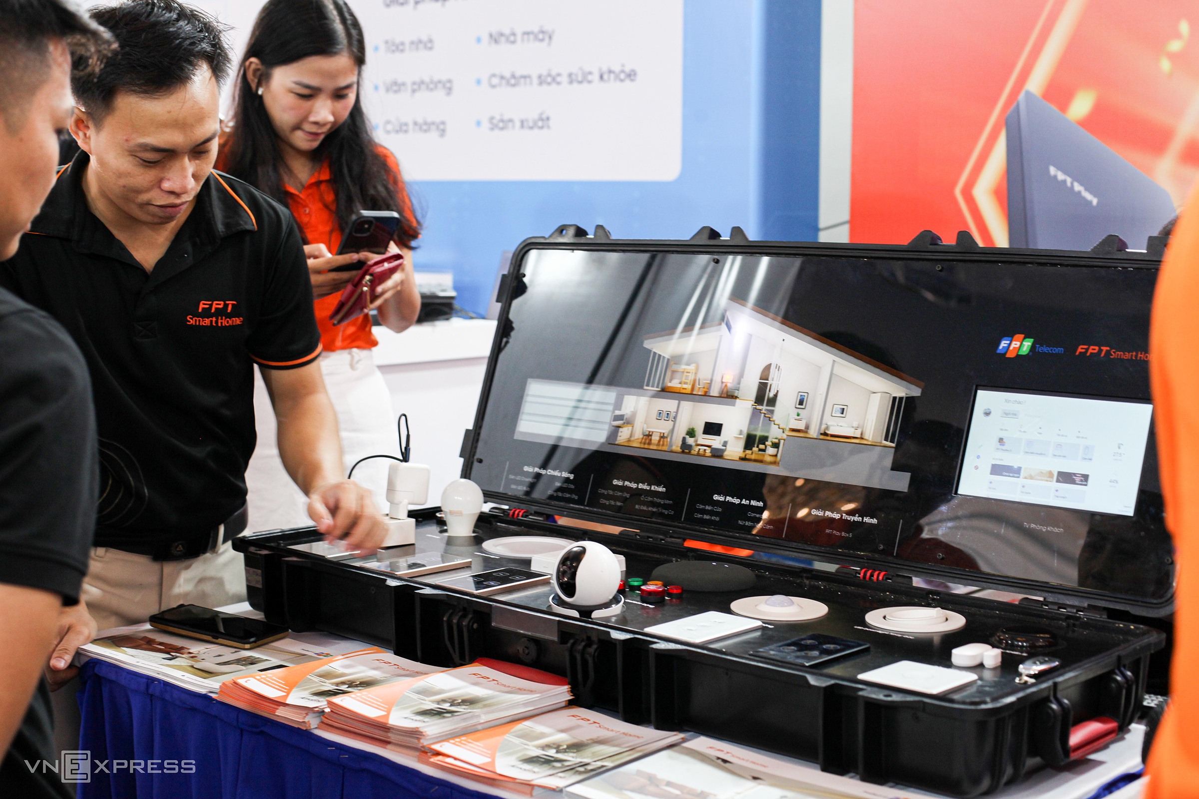 Loạt giải pháp đồng độ cho nhà thông minh, từ camera an ninh cho đến hệ thống đèn chiếu sáng, thiết bị IoT, được hỗ trợ điều khiển giọng nói bằng tiếng Việt do FPT phát triển tại triển lãm AI Expo 2023. Ảnh: Thanh Tùng