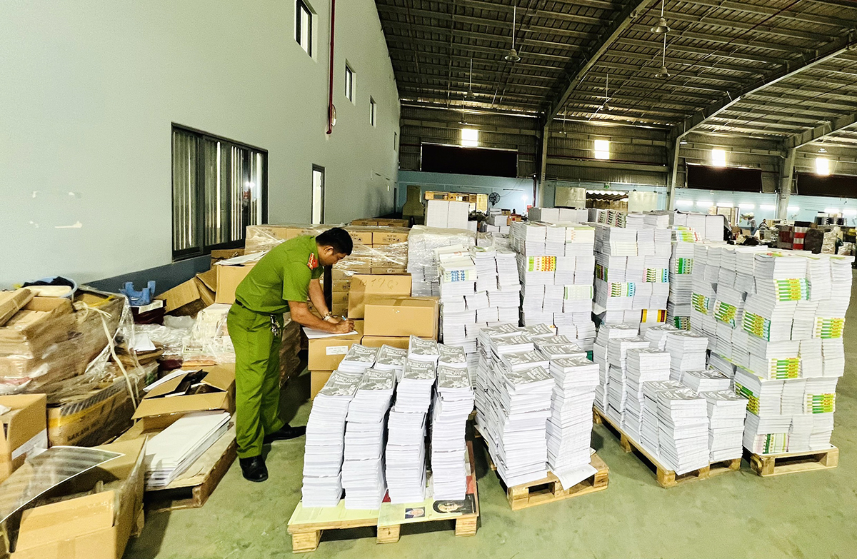 Nhà chức trách phát hiện xưởng in có hơn 10 tấn sách in trái phép. Ảnh: Quốc Thắng