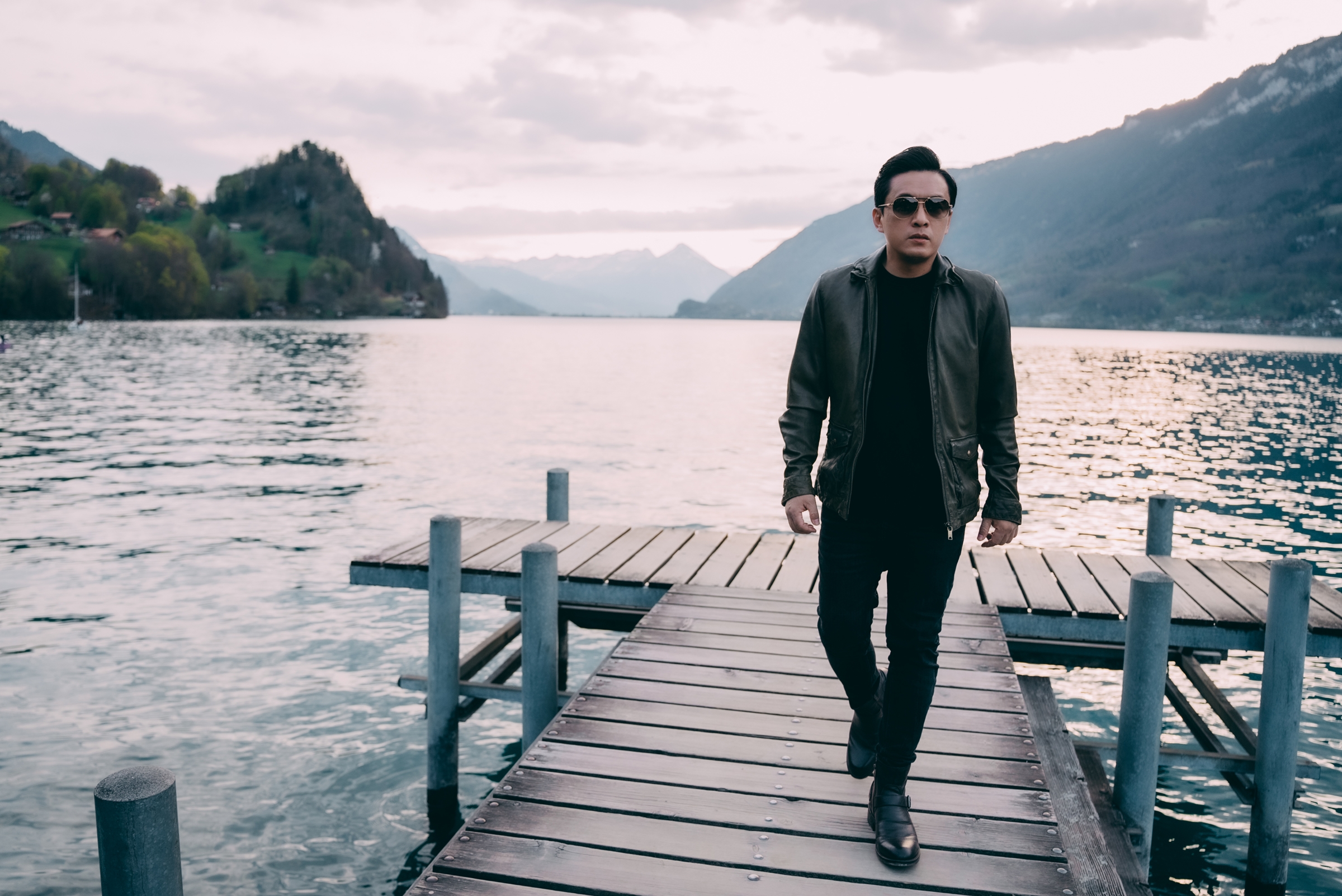 Lam Trường tạo dáng tại cây cầu từng xuất hiện trong phim Hạ cánh nơi anh. Ảnh: Nhân vật cung cấp