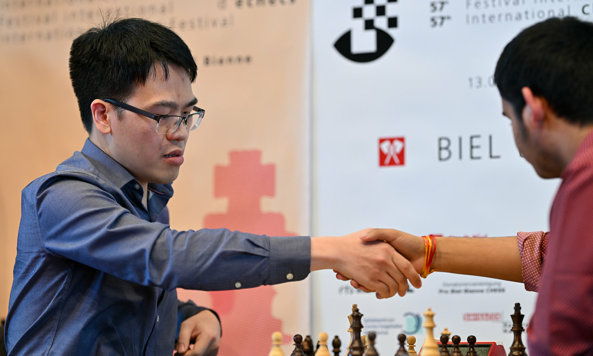 le-quang-liem-1-1721604808-7039-1721604934-1 Lê Quang Liêm (trái) trong ván cờ chớp gặp Abhimanyu Mishra tại Trung tâm Hội nghị Biel, Thụy Sĩ ngày 21/7/2024. Ảnh: BCF
