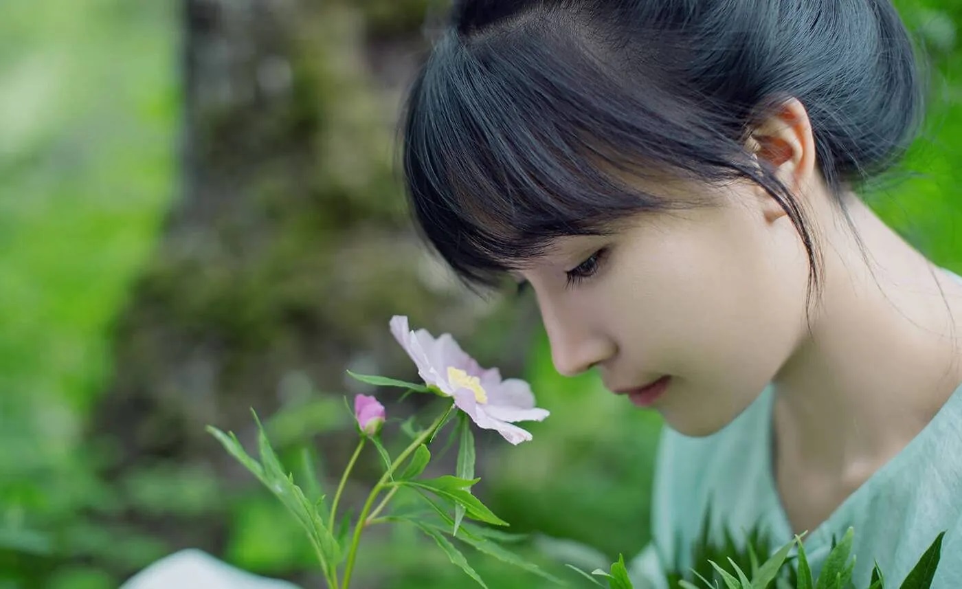 ly-3-1832-1696822368-1 Lý Tử Thất 33 tuổi, làm video nấu ăn, cuộc sống đồng quê từ năm 2016, nổi tiếng nhờ các thước phim đẹp, tỉ mỉ. Ảnh: Weibo/Li Ziqi