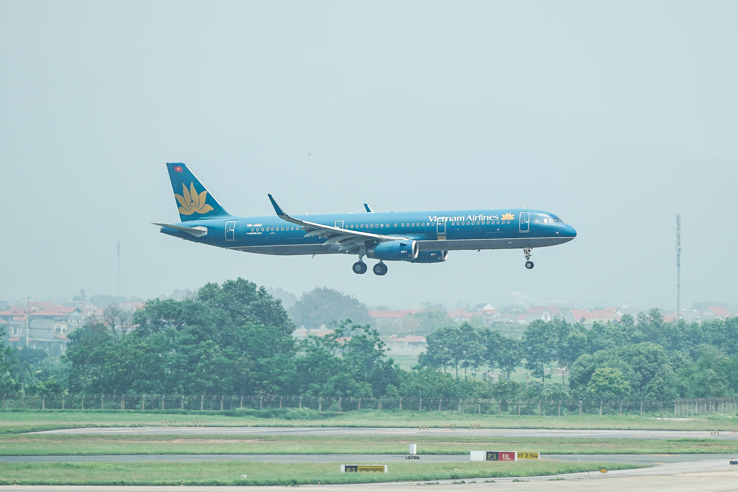 Một máy bay Vietnam Airlines đang hạ cánh tại sân bay Nội Bài. Ảnh: Lưu Quý