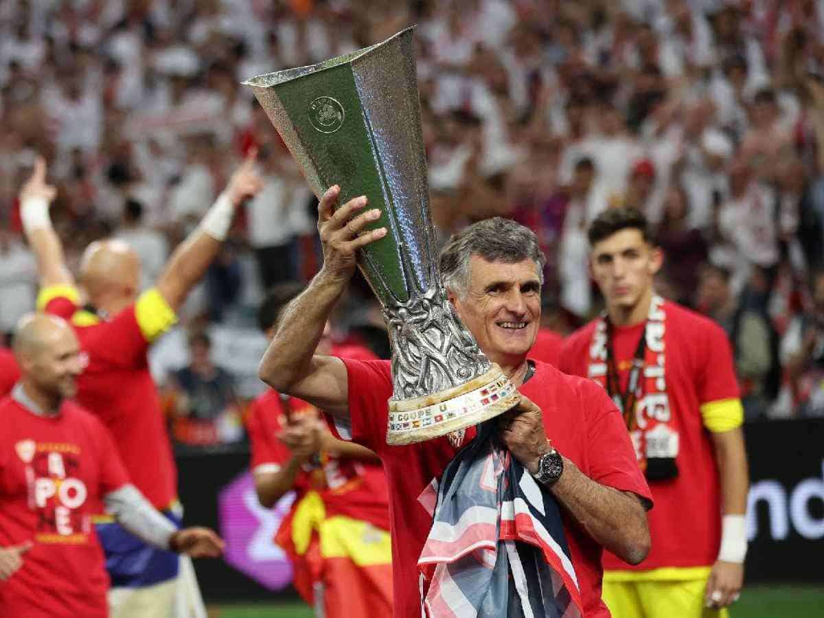 mendi-9278-1696899480-1 Mendilibar nâng Europa League giành được với Sevilla hôm 31/5. Ảnh: EFE