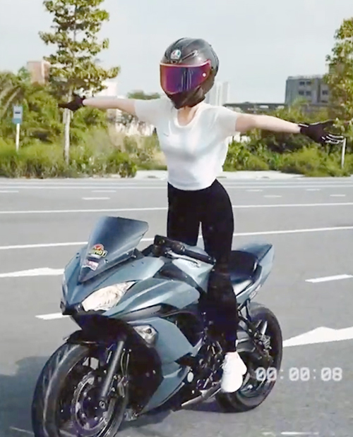 Ngọc Trinh trong video lan truyền trên mạng. Ảnh cắt từ video