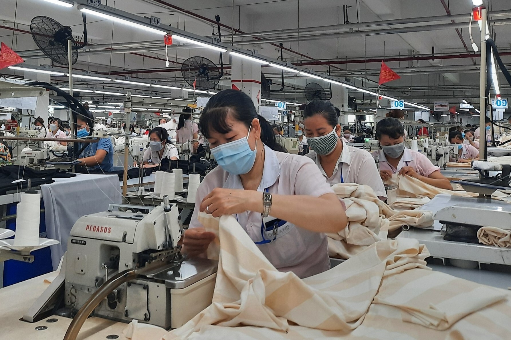 Công nhân Nobland trong giờ sản xuất. Ảnh: Lê Tuyết