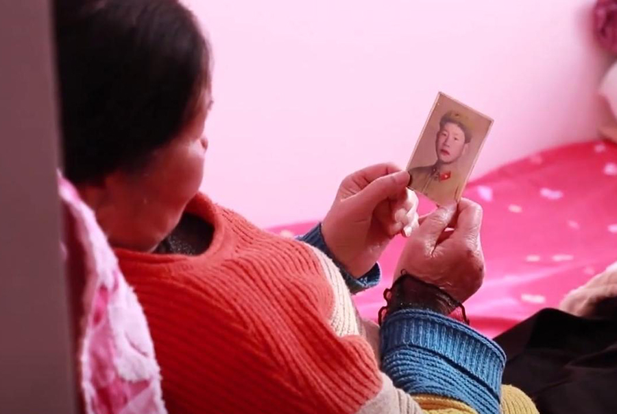 Bà Doãn Xuân Oánh vẫn luôn lưu giữ tấm ảnh thời trẻ của ông Hà Thiệu Văn bên mình. Ảnh: 163.com