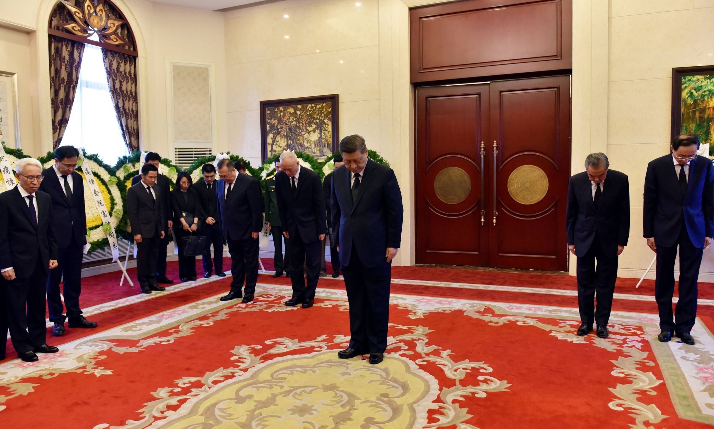 Ông Tập và đoàn lãnh đạo cấp cao Trung Quốc đến viếng Tổng bí thư Nguyễn Phú Trọng ở Đại sứ quán Việt Nam tại Bắc Kinh hôm 20/7. Ảnh: TTXVN