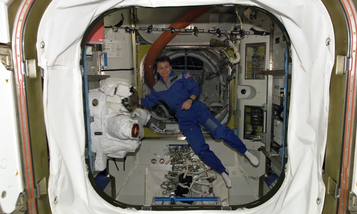 phg-8814-1721017057 Phi hành gia Peggy Whitson trôi lơ lửng trong Trạm Vũ trụ Quốc tế (ISS). Ảnh: NASA