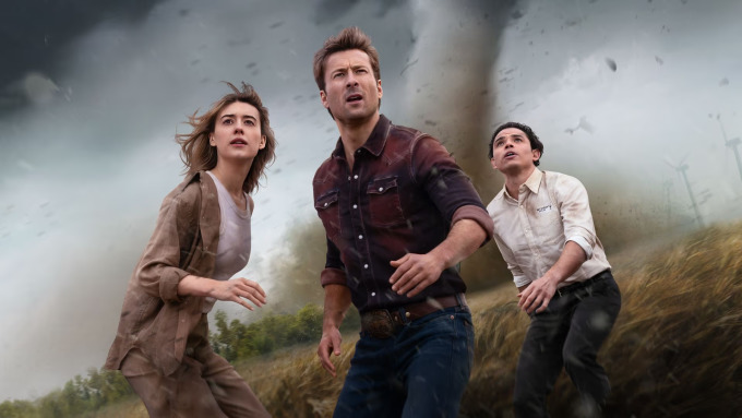 photo-4350-1720964939 Các diễn viên chính trong phim, từ trái qua: Daisy Edgar-Jones, Glen Powell và Anthony Ramos. Ảnh: Warner Bros.