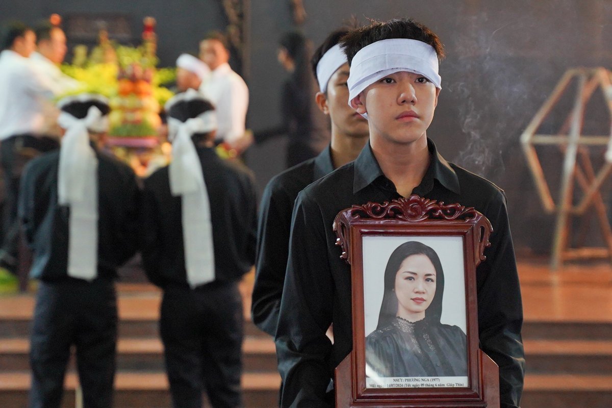 phuong-nga-5013-1721369726 Con trai cầm di ảnh nghệ sĩ Bùi Phương Nga.