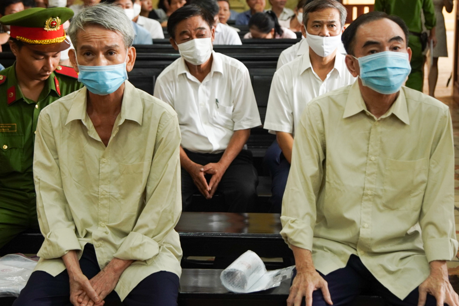 Ông Nguyễn Tín Trung (phải) và các bị cáo tại tòa sáng nay. Ảnh: Hải Duyên